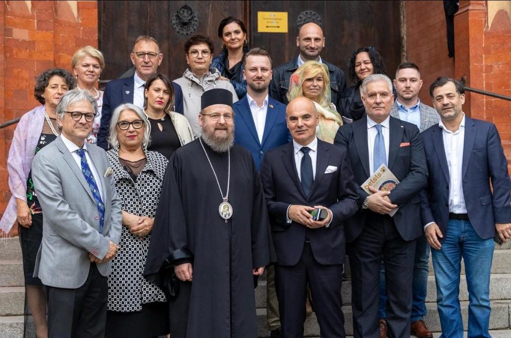 Rareș Bogdan alături de o delegație