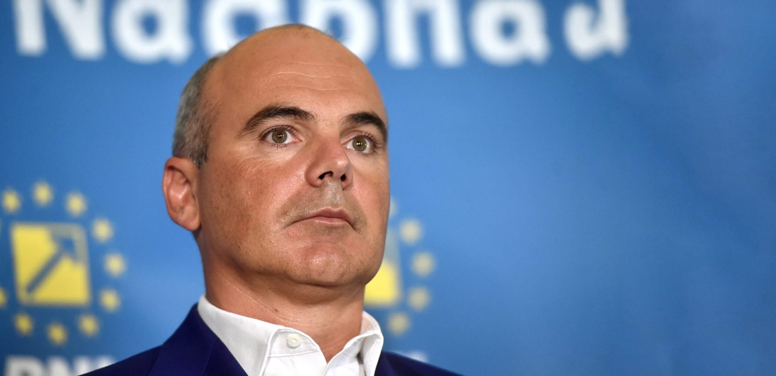 Rareș Bogdan în fața drapelului Uniunii Europene