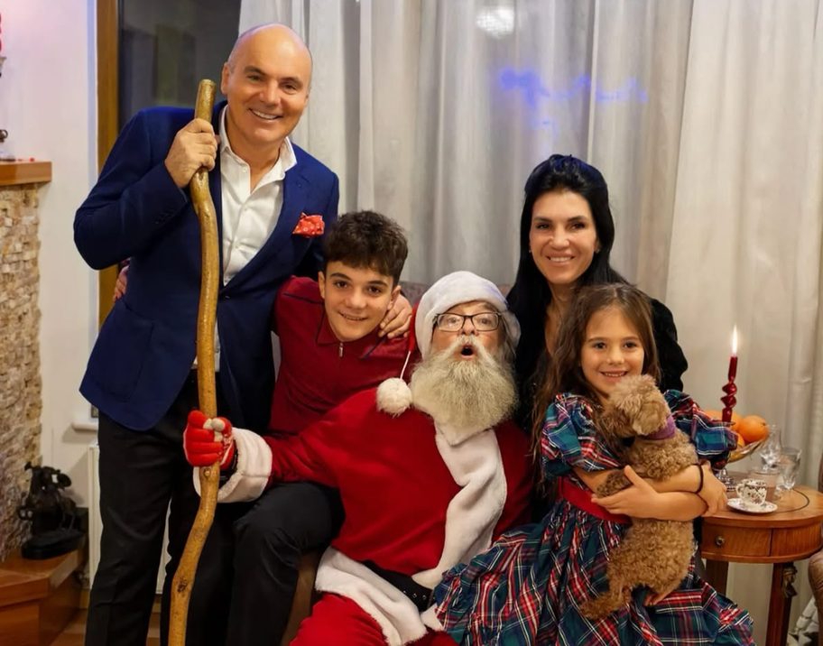 Rareș Bogdan alături de familie