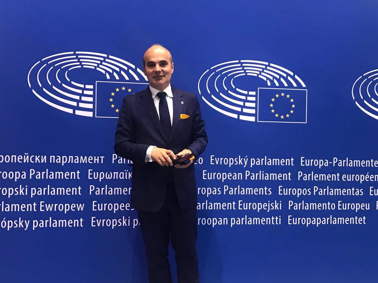 Rareș Bogdan în fața emblemei Parlamentului European
