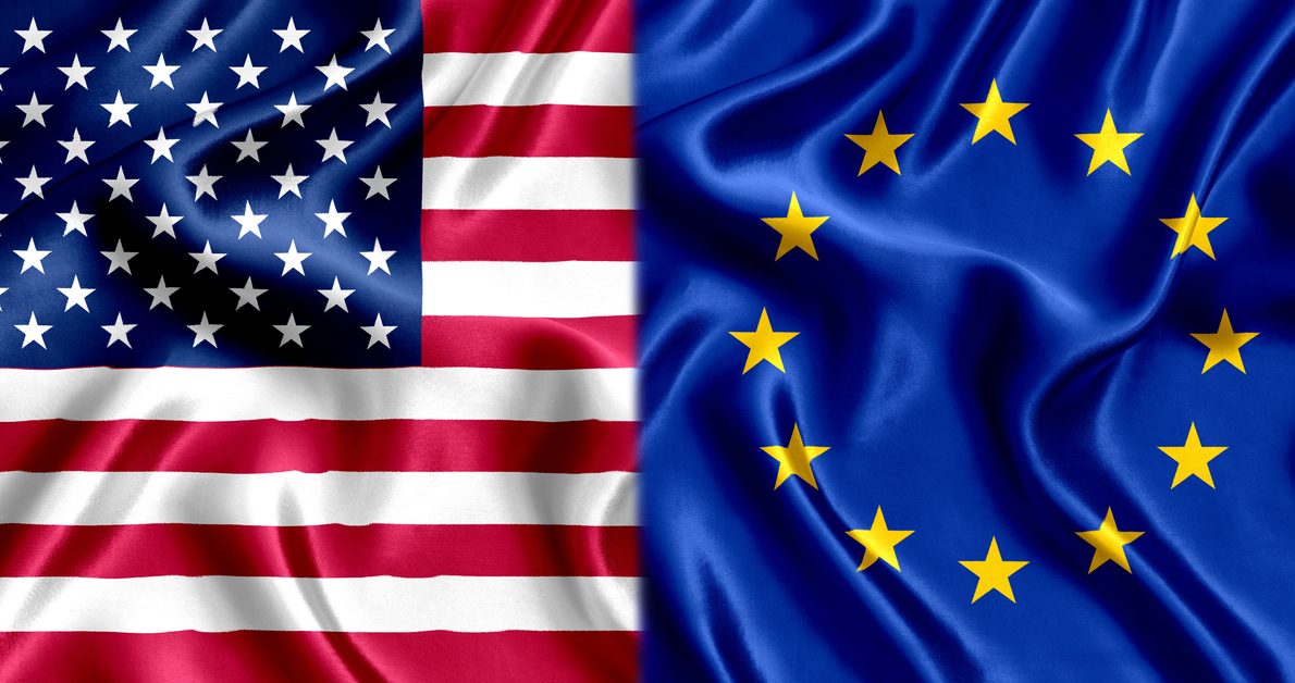 Drapelul Uniunii Europene alături de drapelul Statelor Unite